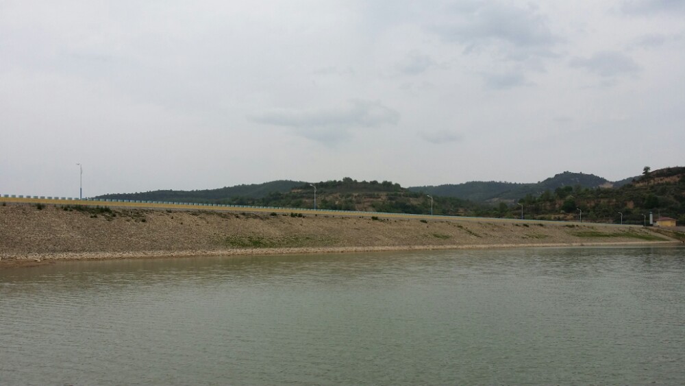闲逛陕西富县柳梢湾水库,看闲人开房车钓鱼