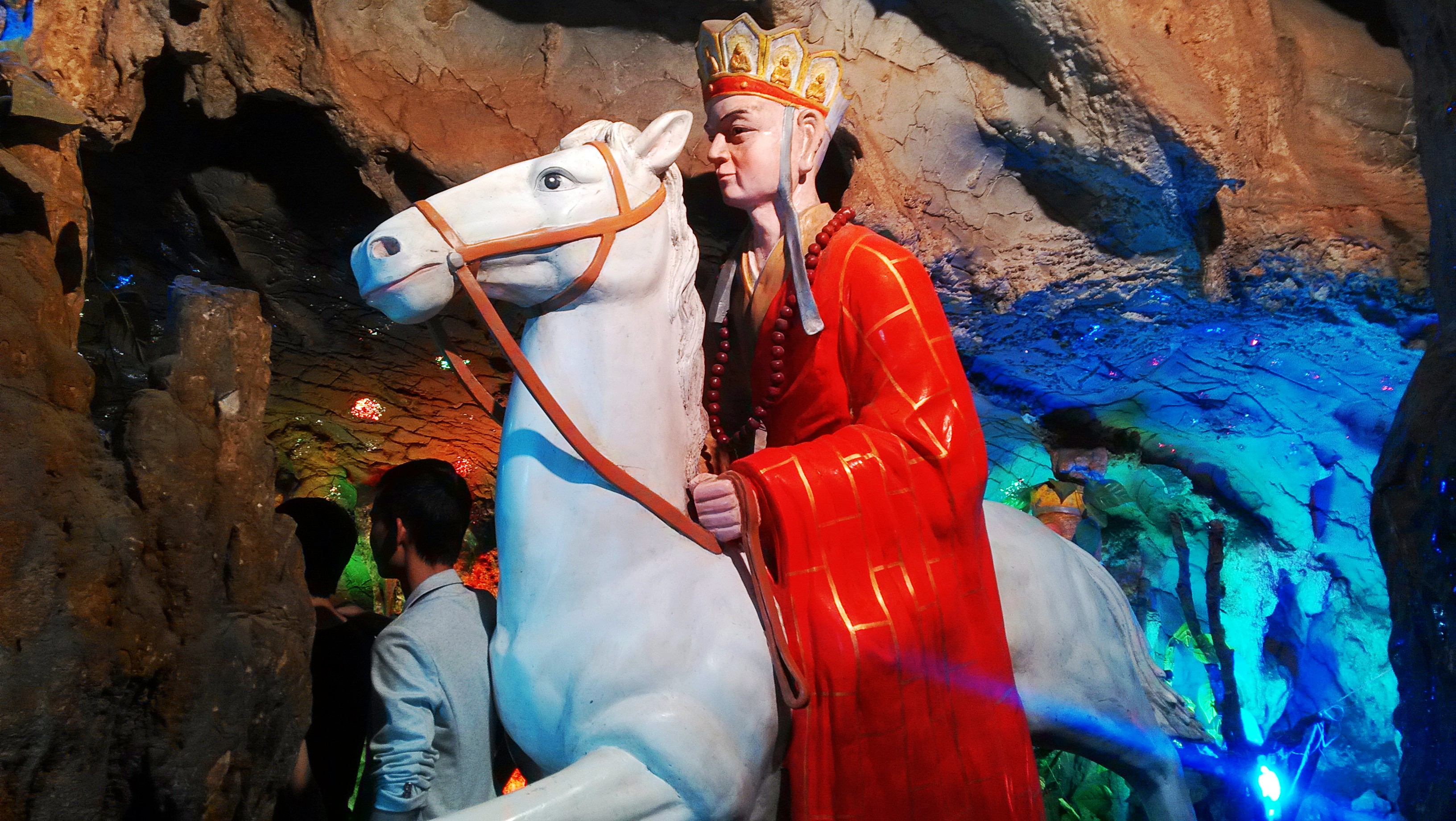 由西游洞,水帘洞,观音洞三个主景区构成.