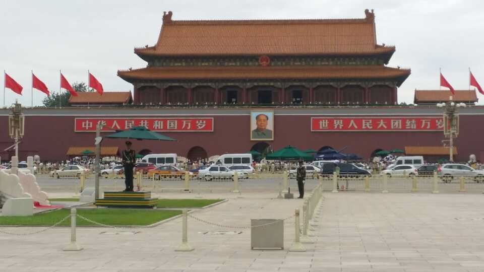 天安门广场位于北京的中轴线上,是共和国的中心广场。天安门城楼、人民大会堂、国家博物馆、人民英雄纪念碑等众多国家象征都坐落于此,各种大型庆典也都在这里举办,每天清晨的升国旗仪式更是吸引无数游客前来瞻仰。观看升降旗仪式天安门广场升(降)国旗仪式分为节日升旗仪式和平日升旗仪式。