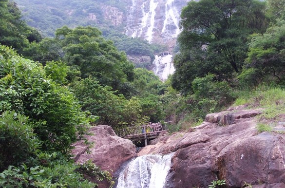 从山脚至山顶,修建在白水寨山丘陵线上的