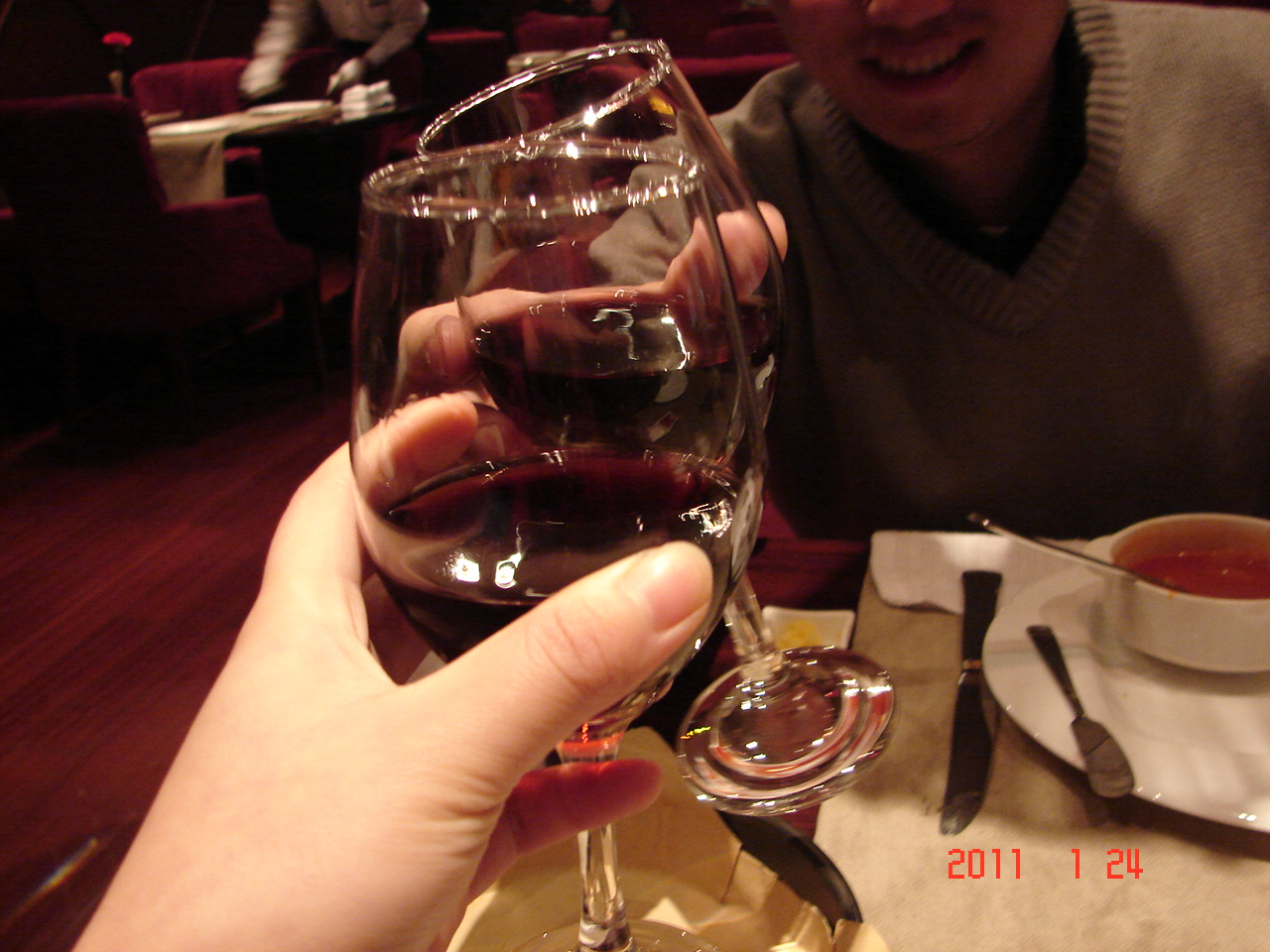               来,干了这杯葡萄酒