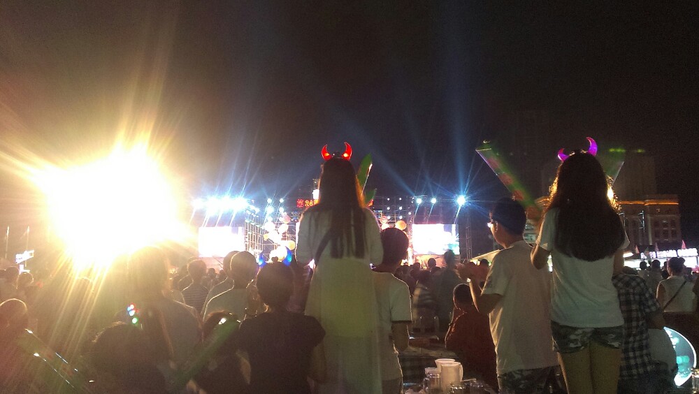 由于公司距离啤酒节很近,所以下班后一行人步行而至。夜场门票二十元,走到安检处就听到震耳欲聋的音乐。进去后和大家一边哈啤酒,吃烤肉,一边欣赏着经典老歌,各自回忆了一下一去不复返的学生年代,几多感慨。八点多的时候,一场暴雨来袭,因为啤酒节都是露天,大家都如同落汤鸡,湿淋淋地往回撤。不过整体感觉很刺激。希望有机会大家都去感受一下现场气氛,值得回忆。