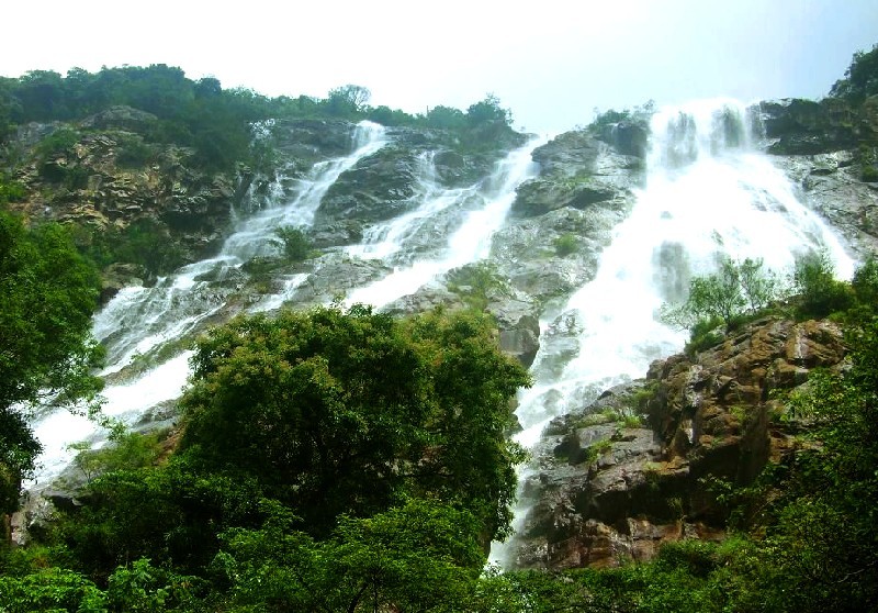 白水寨风景名胜区位于广州市增城区北部山区的派潭镇,景区内植物茂密