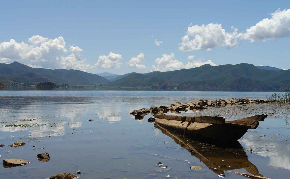 摄影留念,喝酒聊天 小落水村  小落水村面向泸沽湖的小山谷里