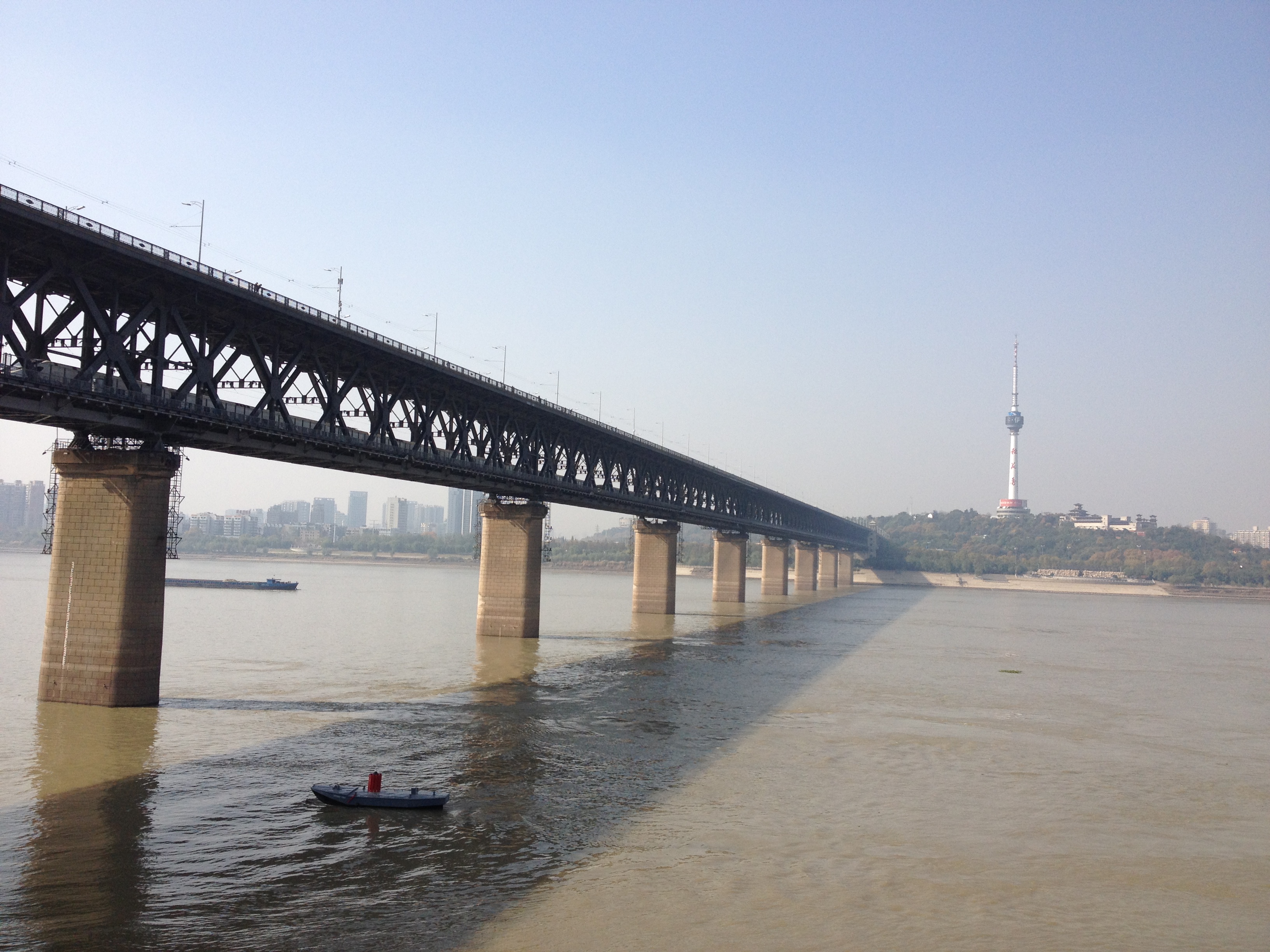 武汉长江大桥+武汉长江大桥位于中国湖北省武汉市