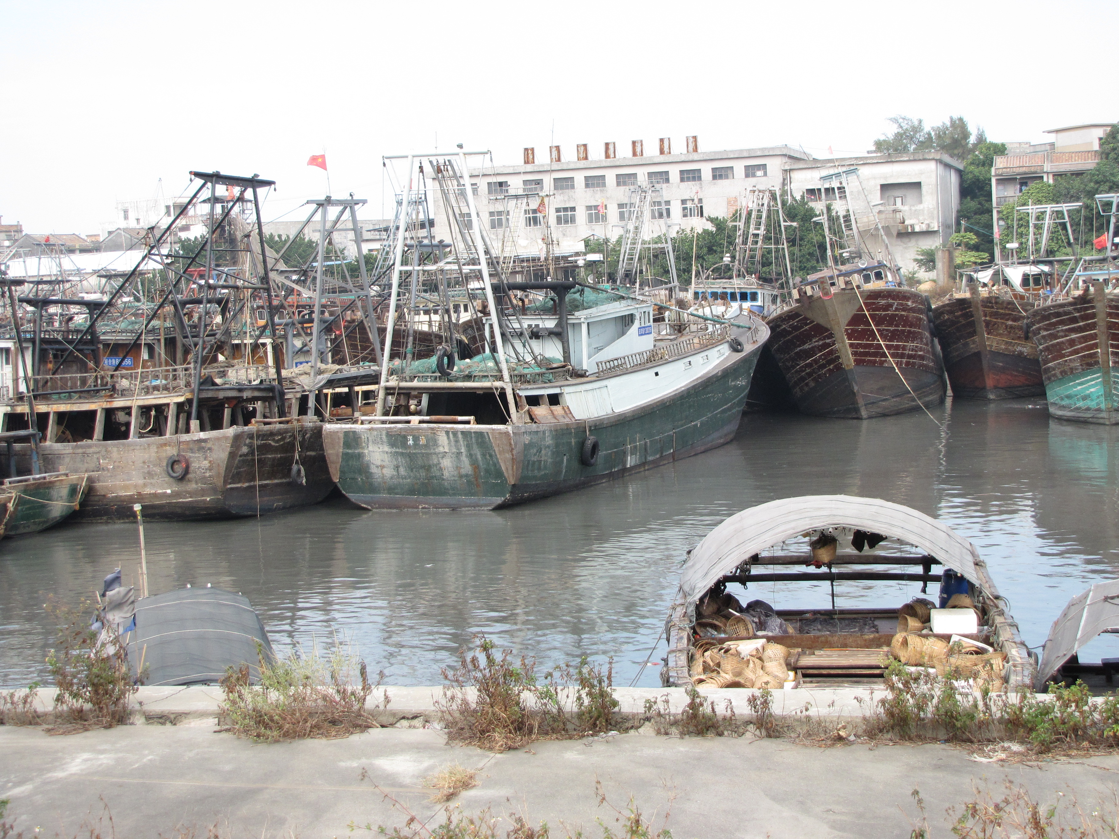 广西北海市地角停泊的渔船