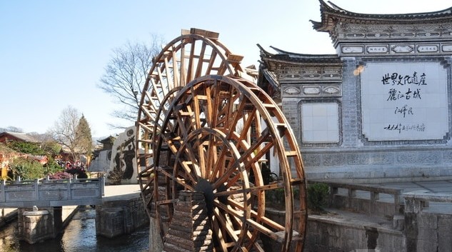 大水车位于丽江古城口,是丽江古城的象征,一进古城门口即可看到。水车共有两个,有人说是子母水车,也有人说是情人水车,每个游玩丽江古城的人,几乎都会在这里留下合影。 在两个大水车的旁边的照壁,用的是城内民居的建筑形式,非常特别。照壁加上水车的形象,几乎出现在丽江古城所有的对外宣传照中,相信每个人都会非常熟悉。
