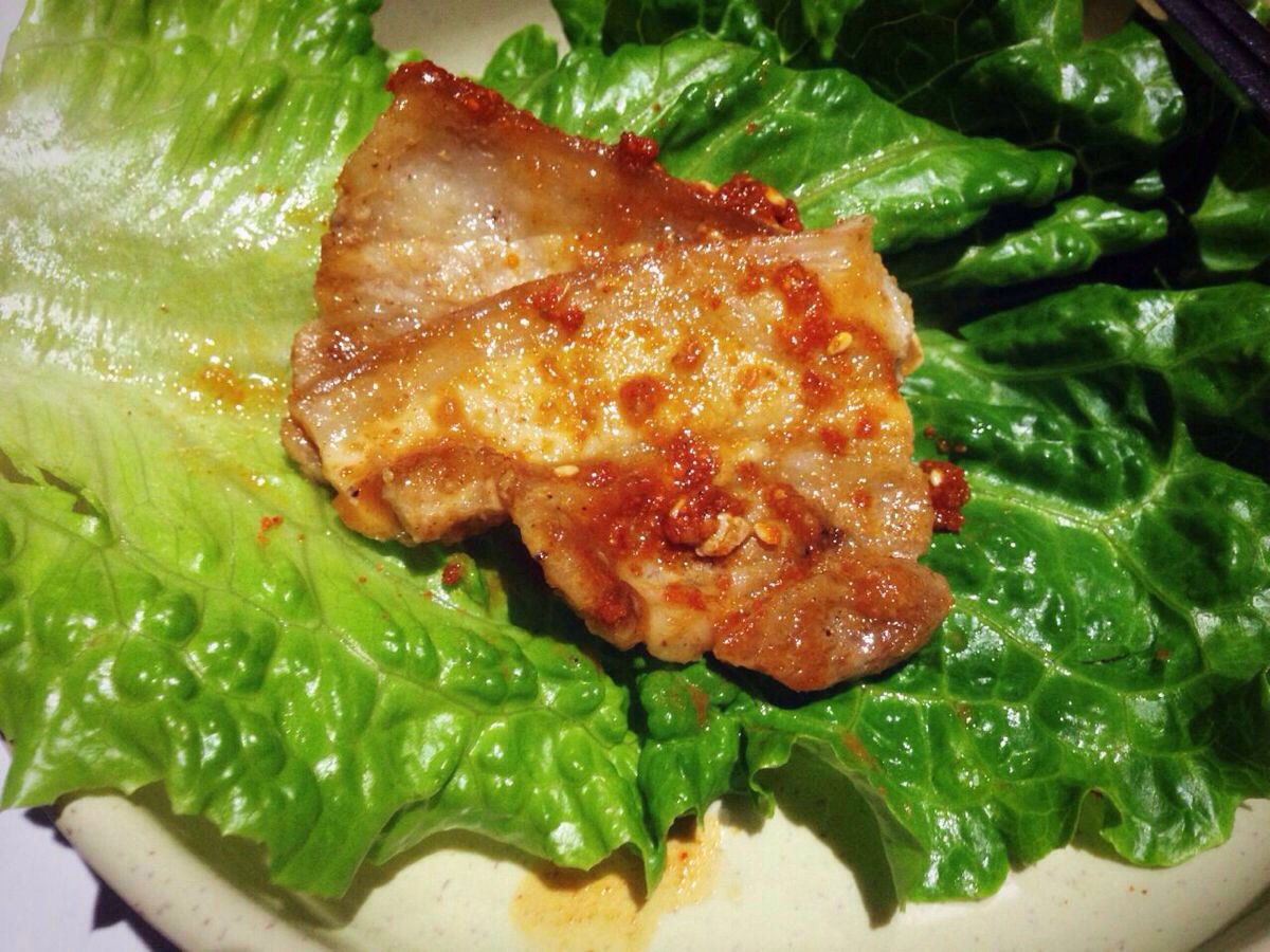 后来再加就要六块钱一份,用生菜包着泡菜和蘸了烧烤粉的五花肉吃,既不