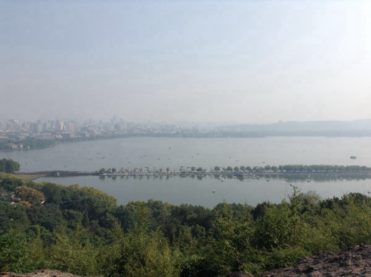 在北山路上的宝石山俯瞰西湖全景