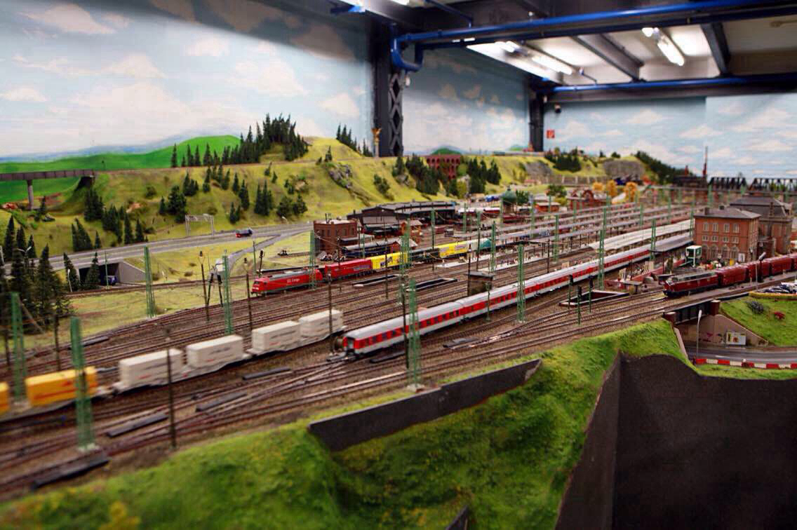 拍摄微缩景观也源于christopher boffoli儿时的梦想,《格列佛游记》到