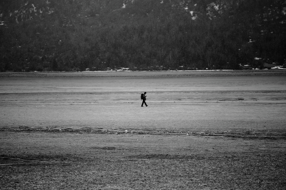 在然乌湖上孤独的行走