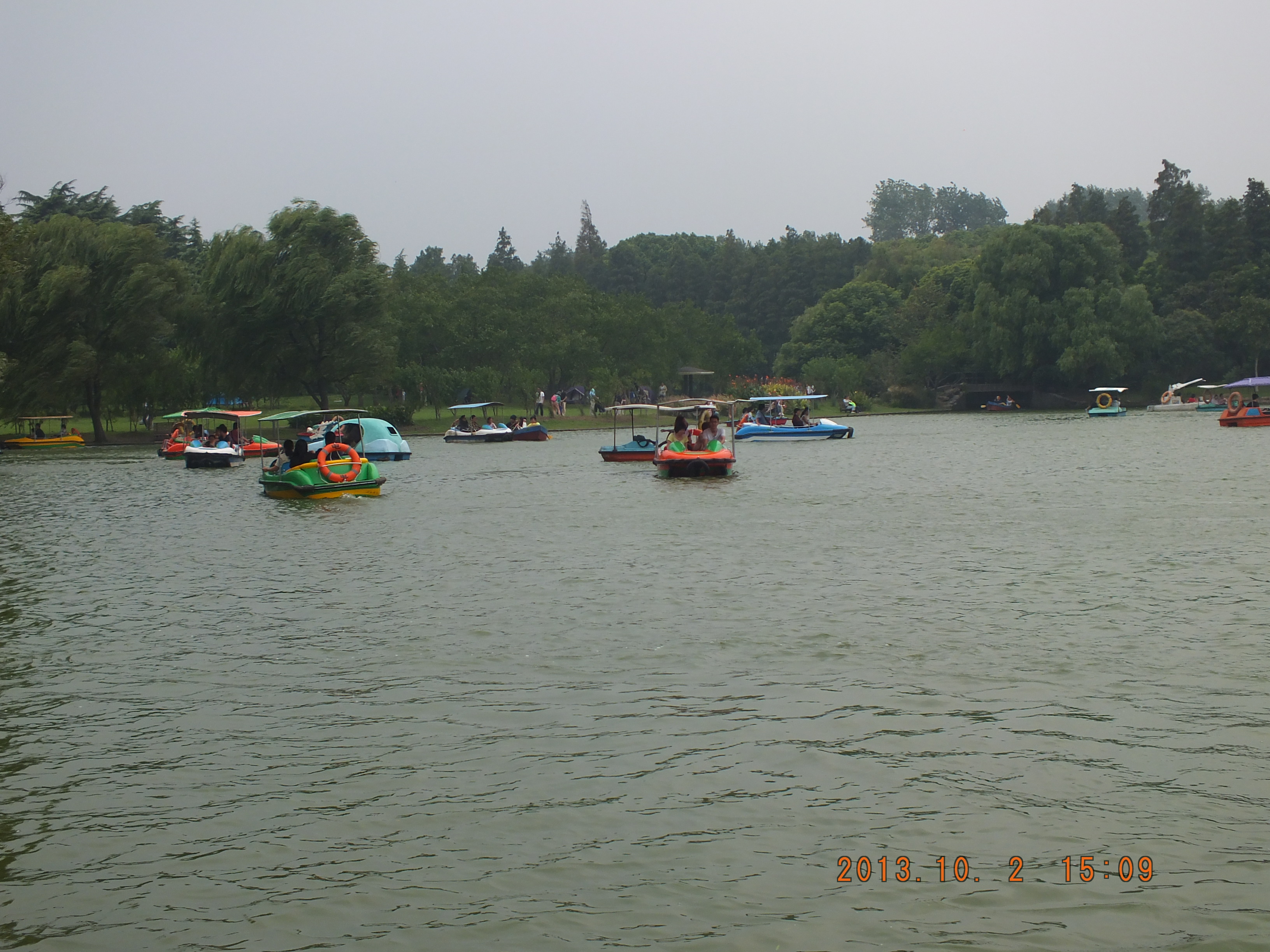                  盈湖泛舟