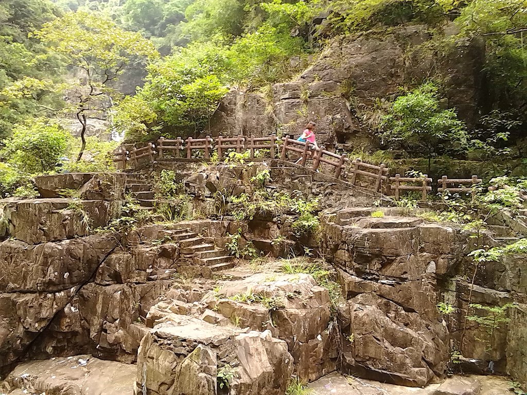 山谷中的羊肠小道蜿蜒曲折.