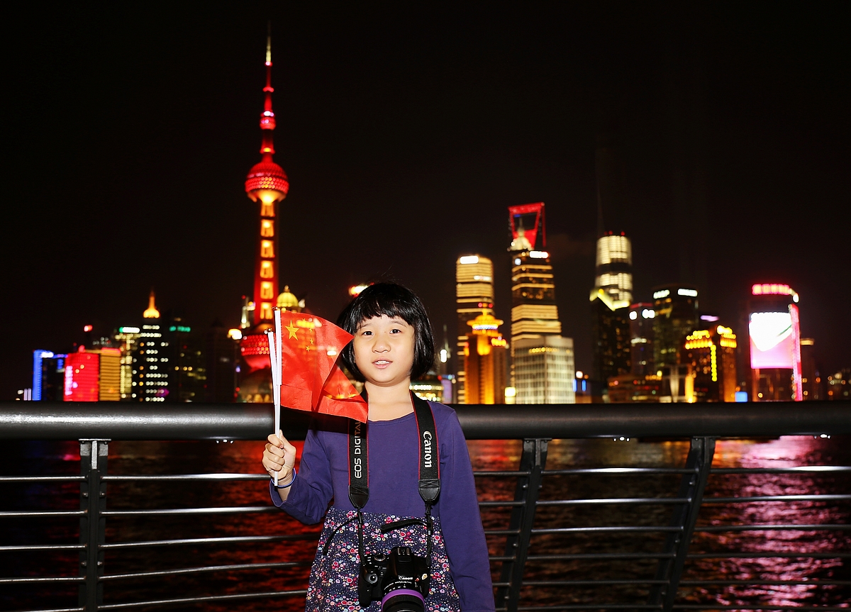 双胞胎国庆外滩拍夜景