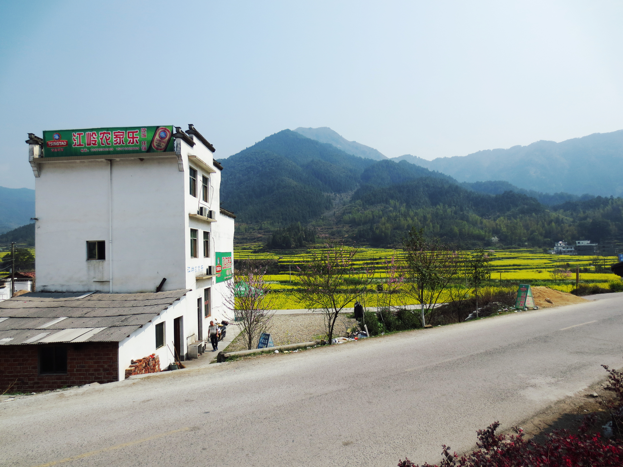 有一种地方因为太具代表性,以至于去过那里后有些地方就不用再去了,五岳归来不看山,黄山归来不看岳说的就是这个道理,婺源的油菜花,也是如此。 三月,这个季节,这个地方,有某种特殊的吸引力,让我全身的细胞都向往去那。于是,早早就订好了线路,选在非周末,想着人可以少点,事实证明我太明智了,吼吼! 婺源原属安徽,有史1200多年,国共两党先后都为便于管理,将它划入江西省,所以它即有徽州文化的沉淀,又有赣鄱大地的秀丽美景。