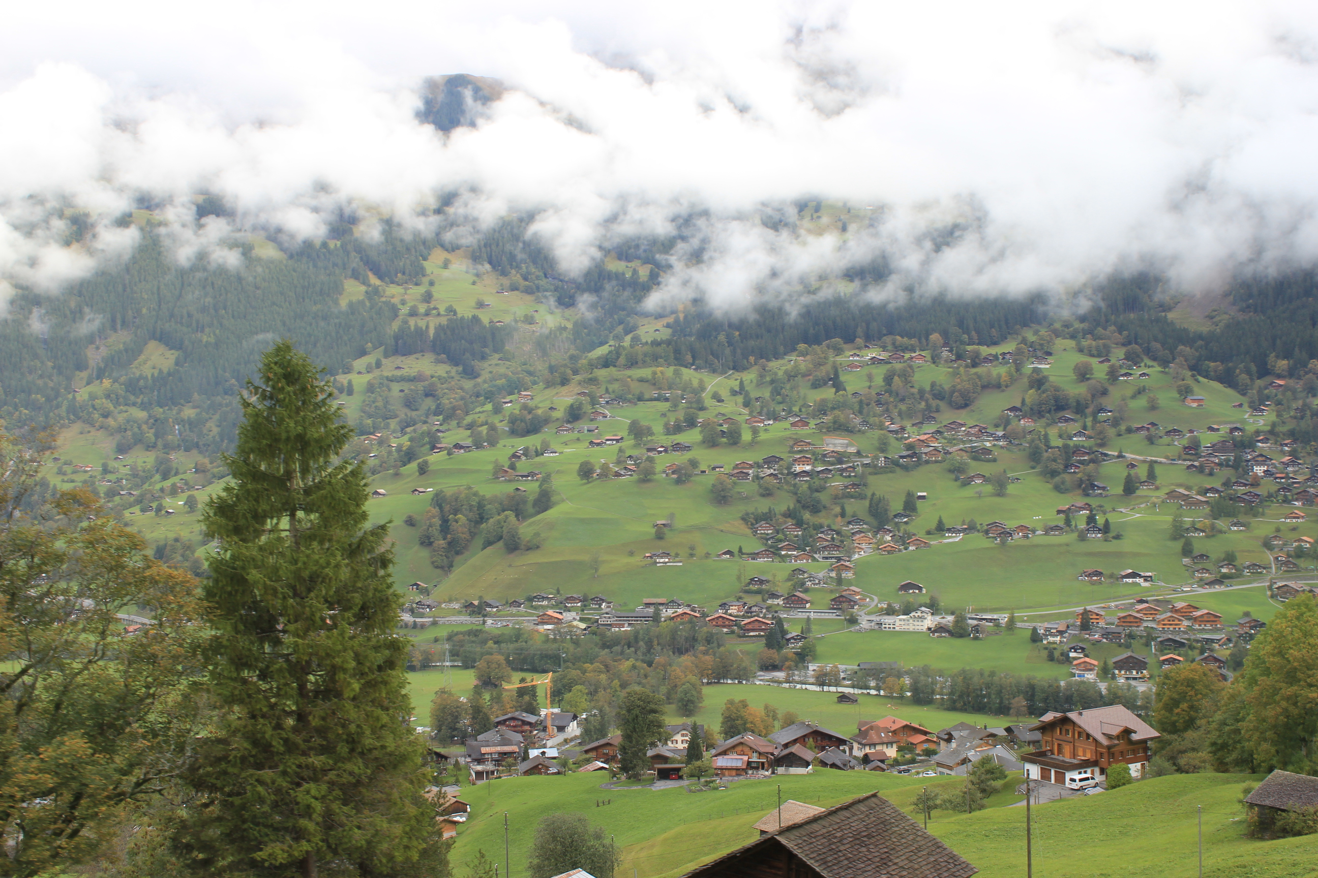 意大利,瑞士,法国,云和山底端。阳光之城。