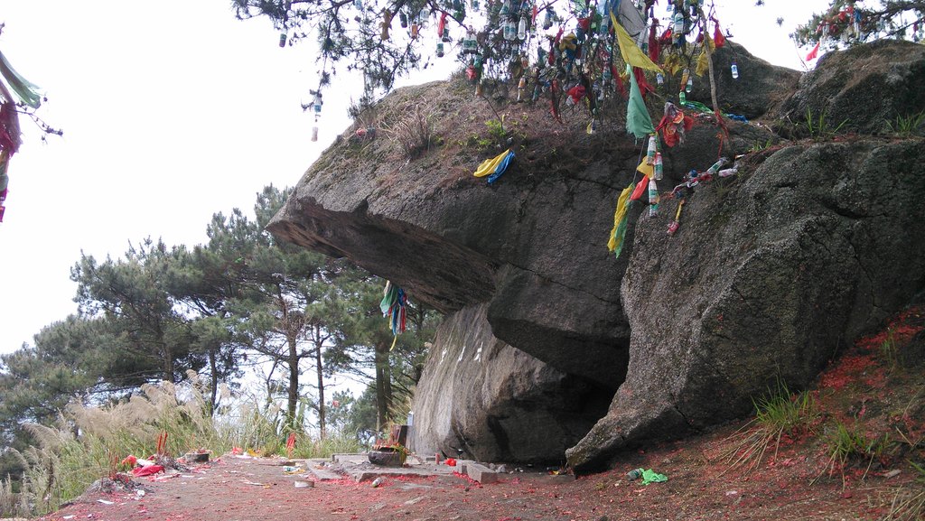 形态很逼真,啊,这就是唐代名僧惠能六祖栖身居住的地方 怀集六祖岩