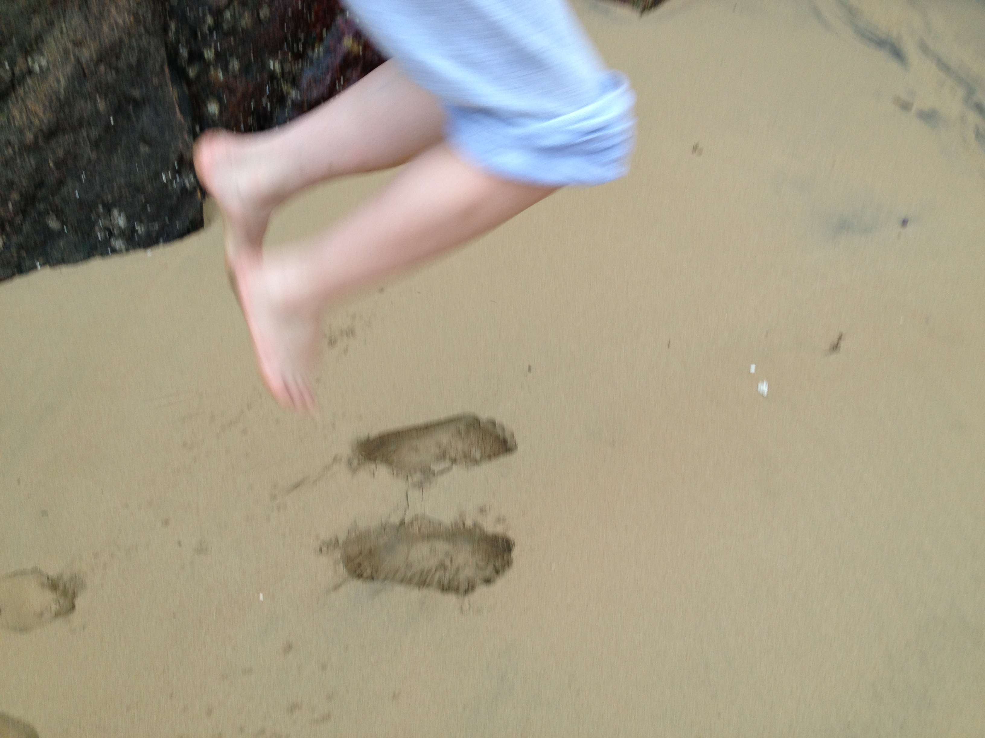 沙滩上的沙子又软又细,女儿光脚踩在上面