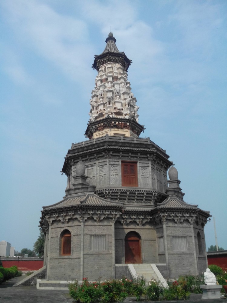 广惠寺华塔,又名多宝塔 ,为正定四塔之一。坐落在河北正定县城内生民街路东高阜之上原来的广惠寺内。华塔由主塔和附属小塔构成,全用砖砌。主塔底层四隅各附建一座扇六角形亭状小塔,小塔环抱主塔,高低错落,主次相依,精巧华丽,壮观秀逸。该塔造型独特,结构殊异,设计和结构的科学性,工艺的精湛,均为古建筑的杰作,为中国现存佛塔中之孤例。华塔高40.