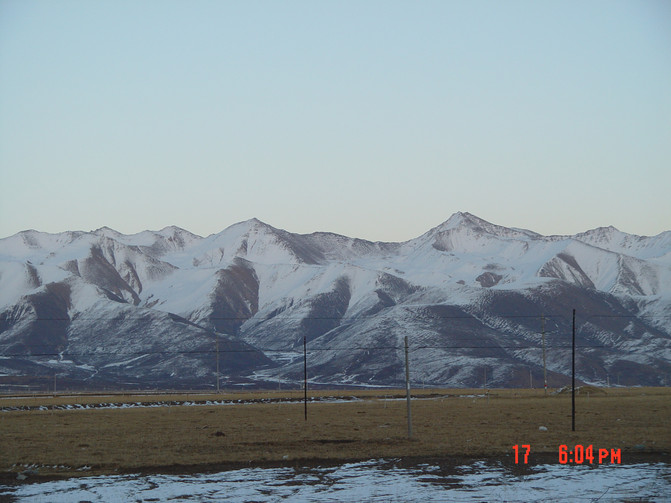 在g229公路上拍摄雪山,日已落,夕阳不再,雪峰失去了金黄,回归了暗淡.