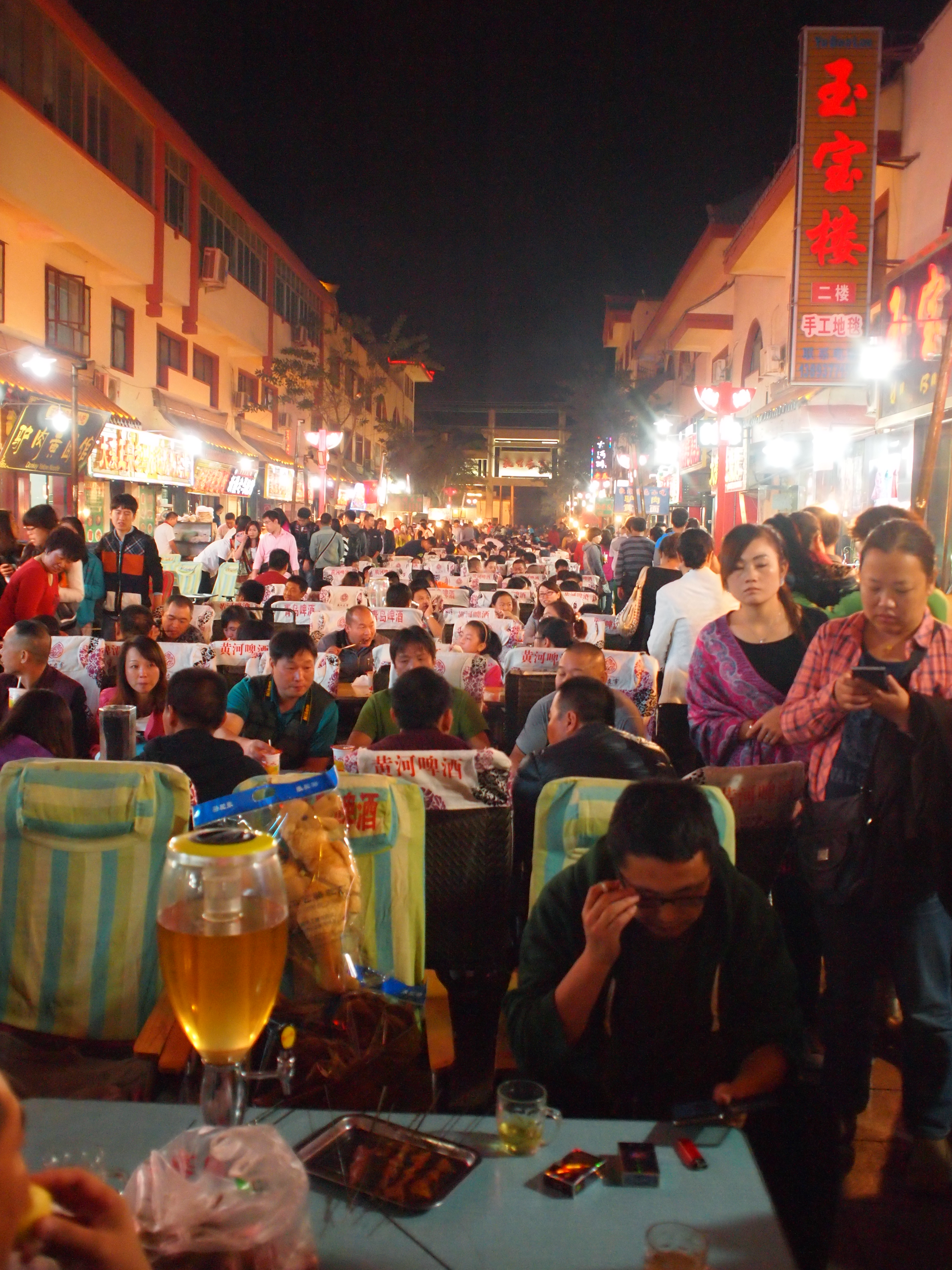 敦煌是个老牌游客区,街上治安不错,游客可放心行夜街。 沙洲市场位处敦煌市中心,附近有个巨型的伎乐天。 土特产以干果为主,当中又以葡萄干最为多样,其中有种黑色的葡萄乾,味道浓郁且里头黏黏湿湿的,非常好吃。除了葡萄乾,粗眉仔还买了两斤无花果乾,总共四十五元人仔,价廉物美。