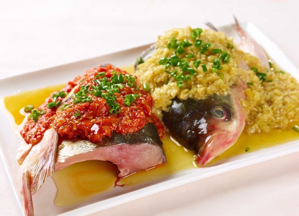 就成了今天的湖南名菜剁椒鱼头