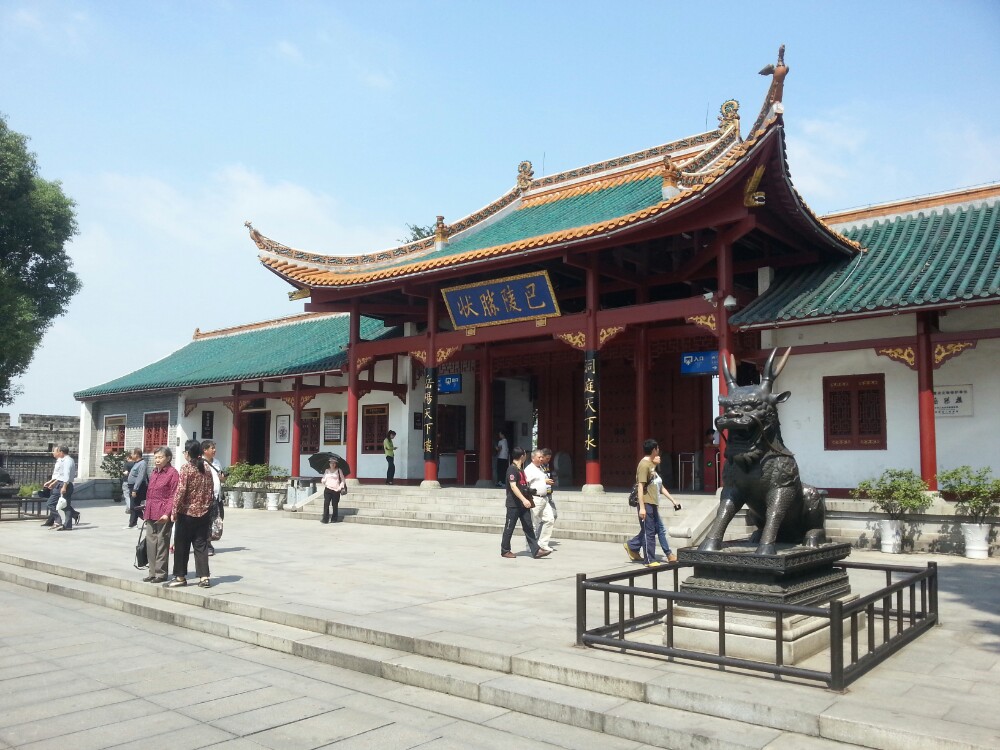 至于景区还有的所谓名人蜡像馆,小乔墓,吕仙祠,我认为和岳阳楼没什么