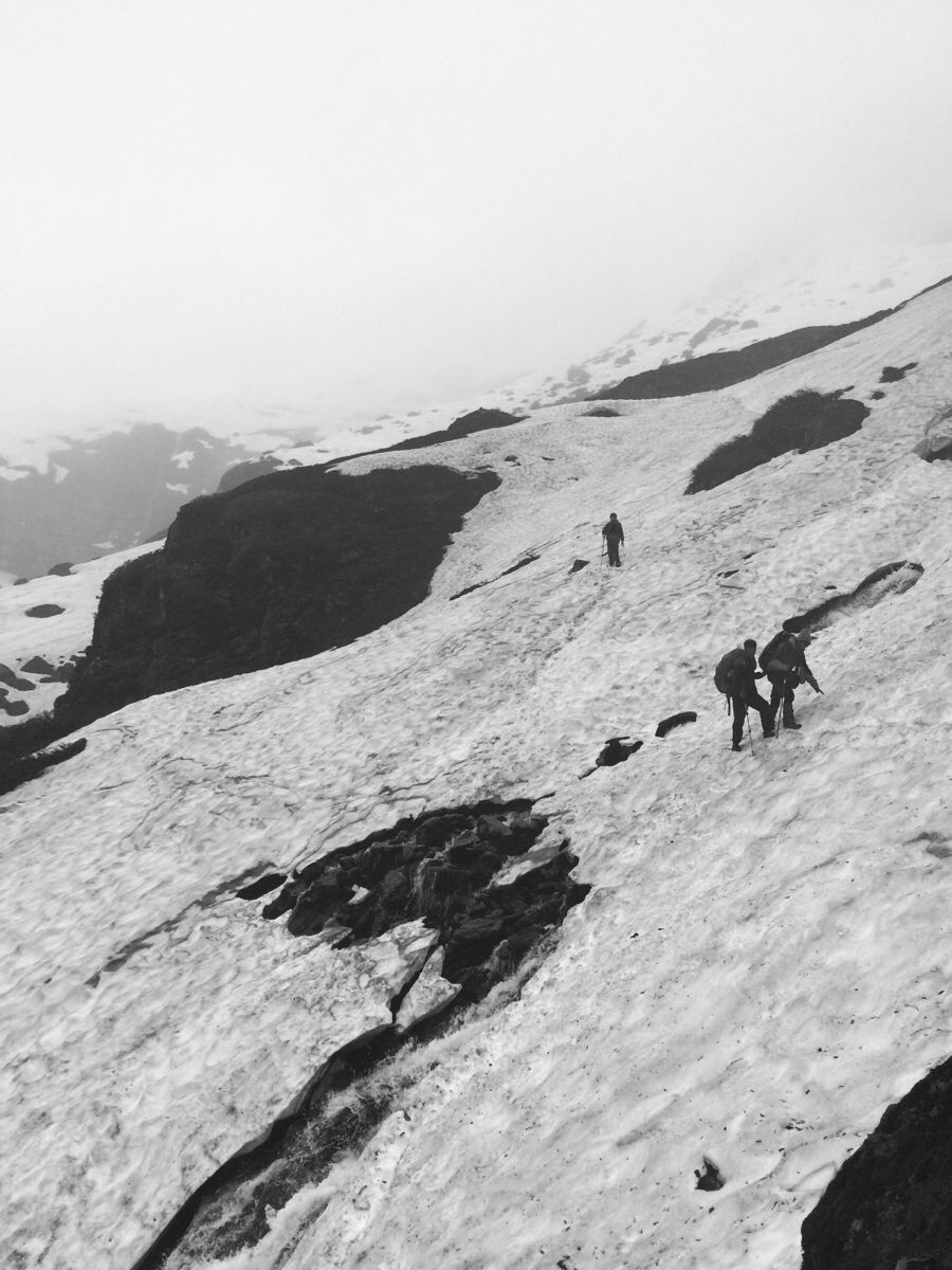 徒步墨脱翻越雪山,这段雪山是最危险得一段,也是最快乐得一段,大家都