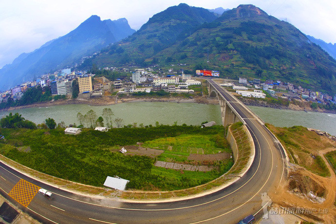 福贡县城全景