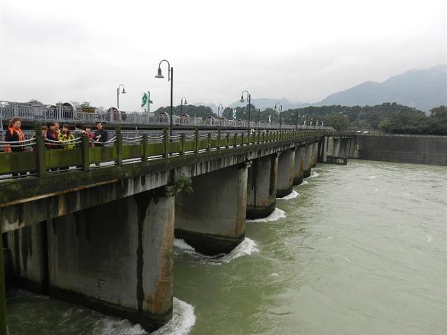 这个水利大坝是后来修建的.岷江到这里分为了外江和内江.