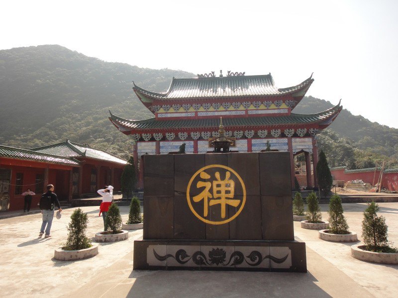 观音寺庙居于天台山约一千六百米处,群峰围绕,林木苍郁,据记载两千年