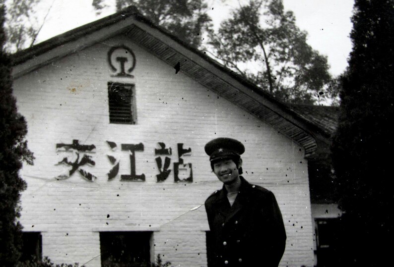 喜欢          引用到评论  83年,夹江火车站