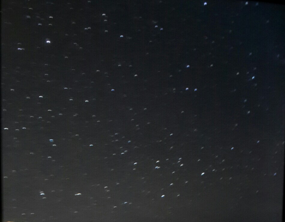 晚上看到了星星,满天满天的,照片是从单反哥的相机上翻拍的,真相要