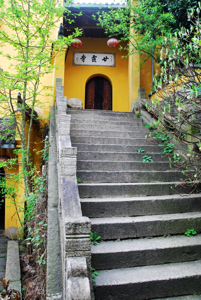 路边的甘露寺,现为十九世纪下叶重修,九华山