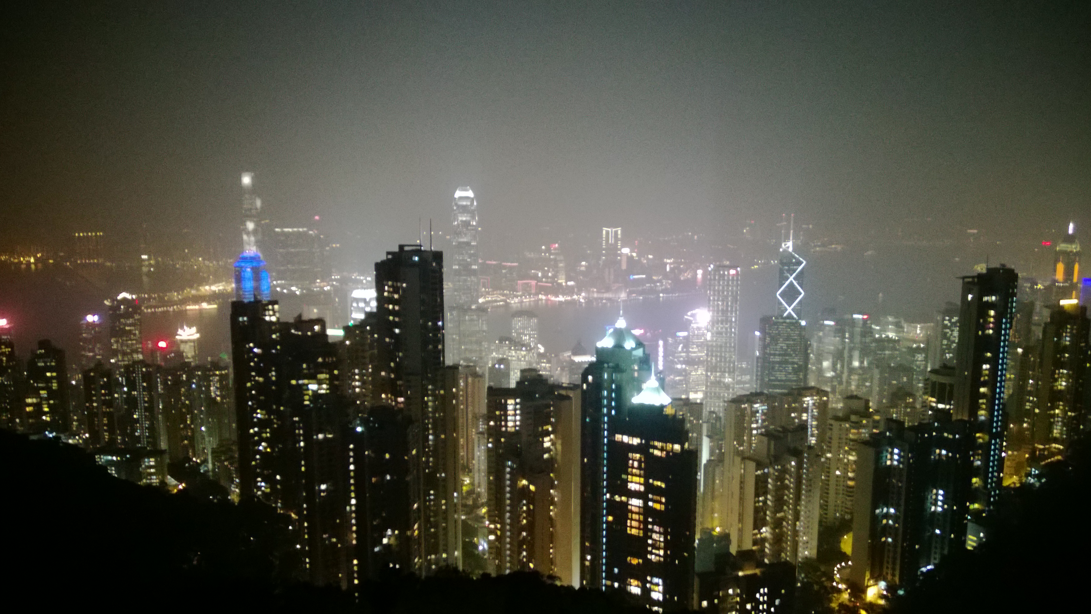 坐山顶缆车到太平山顶看维多利亚港夜景