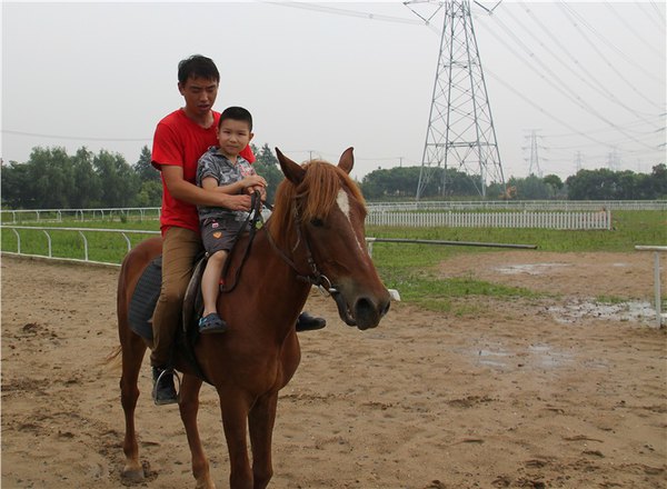 摘蜜桃,骑大马,品美食,探天坑-2012年7月周末郊游