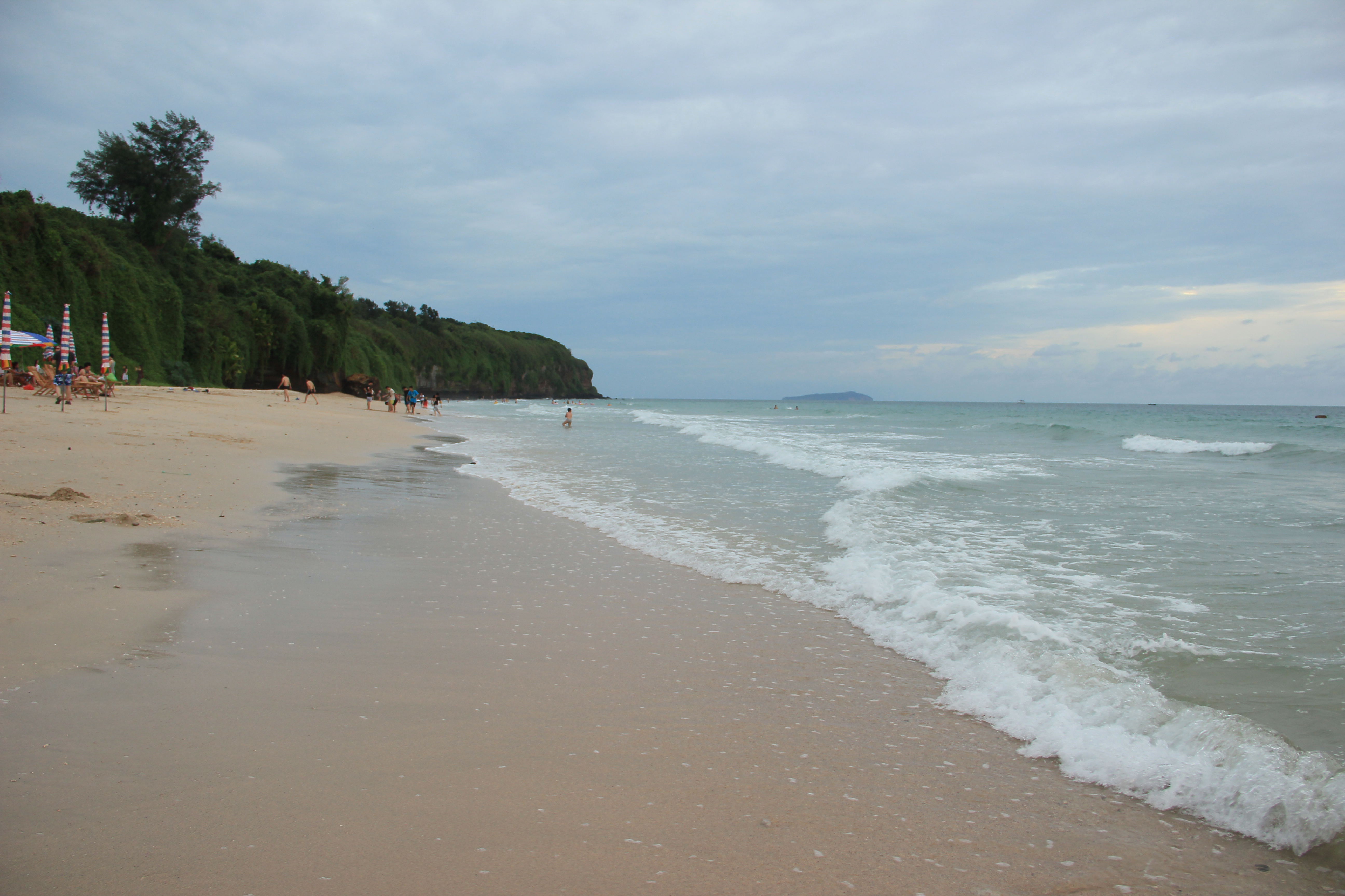 看大海,玩冲浪,吃海鲜 6大4小慢游北海涠洲岛