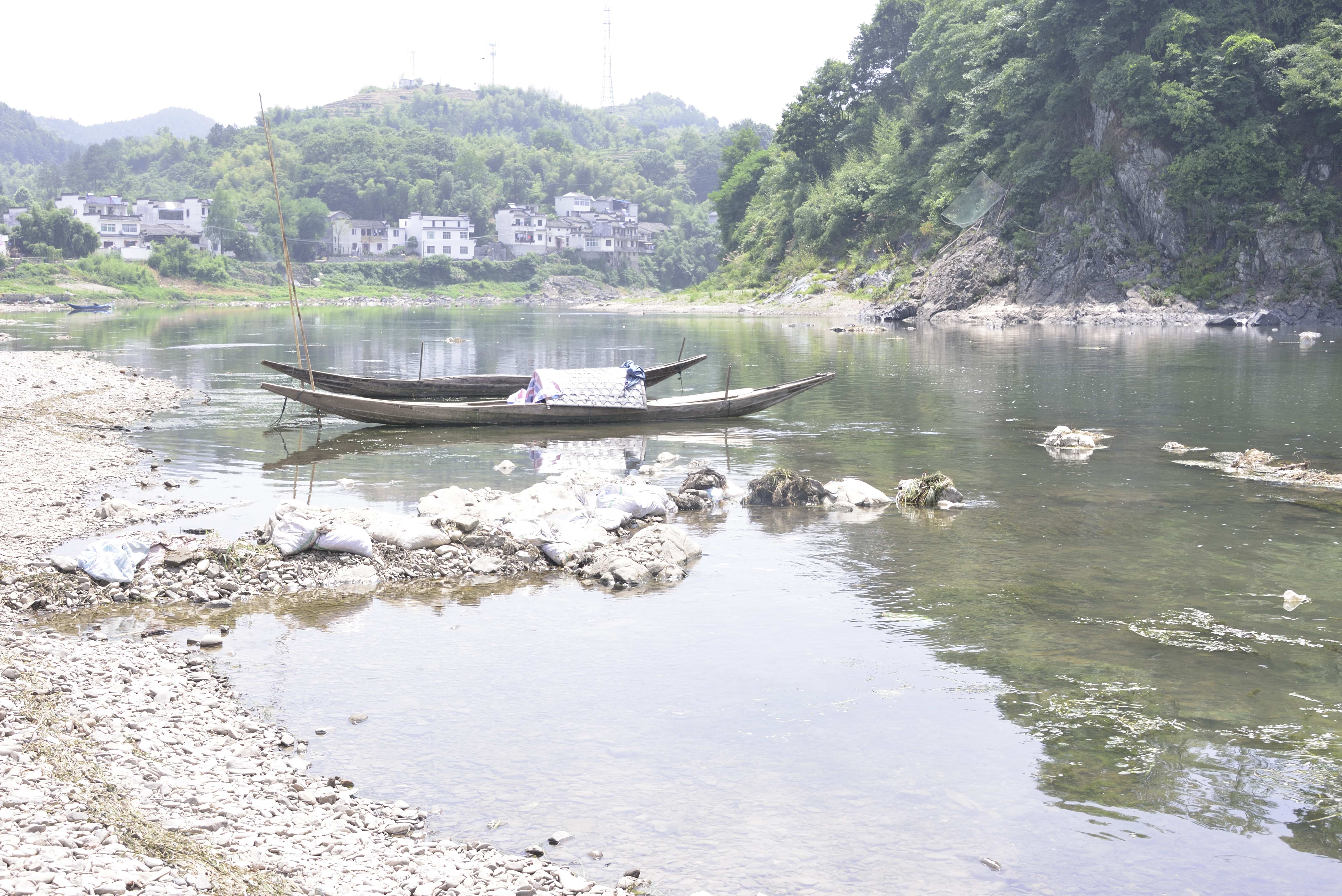 其实从斗山街穿出来的街上随便坐上县内小巴就能到渔梁古坝,可惜我把