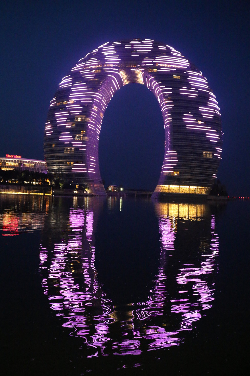 夜幕下的七彩月亮弯-湖州太湖旅游度假区