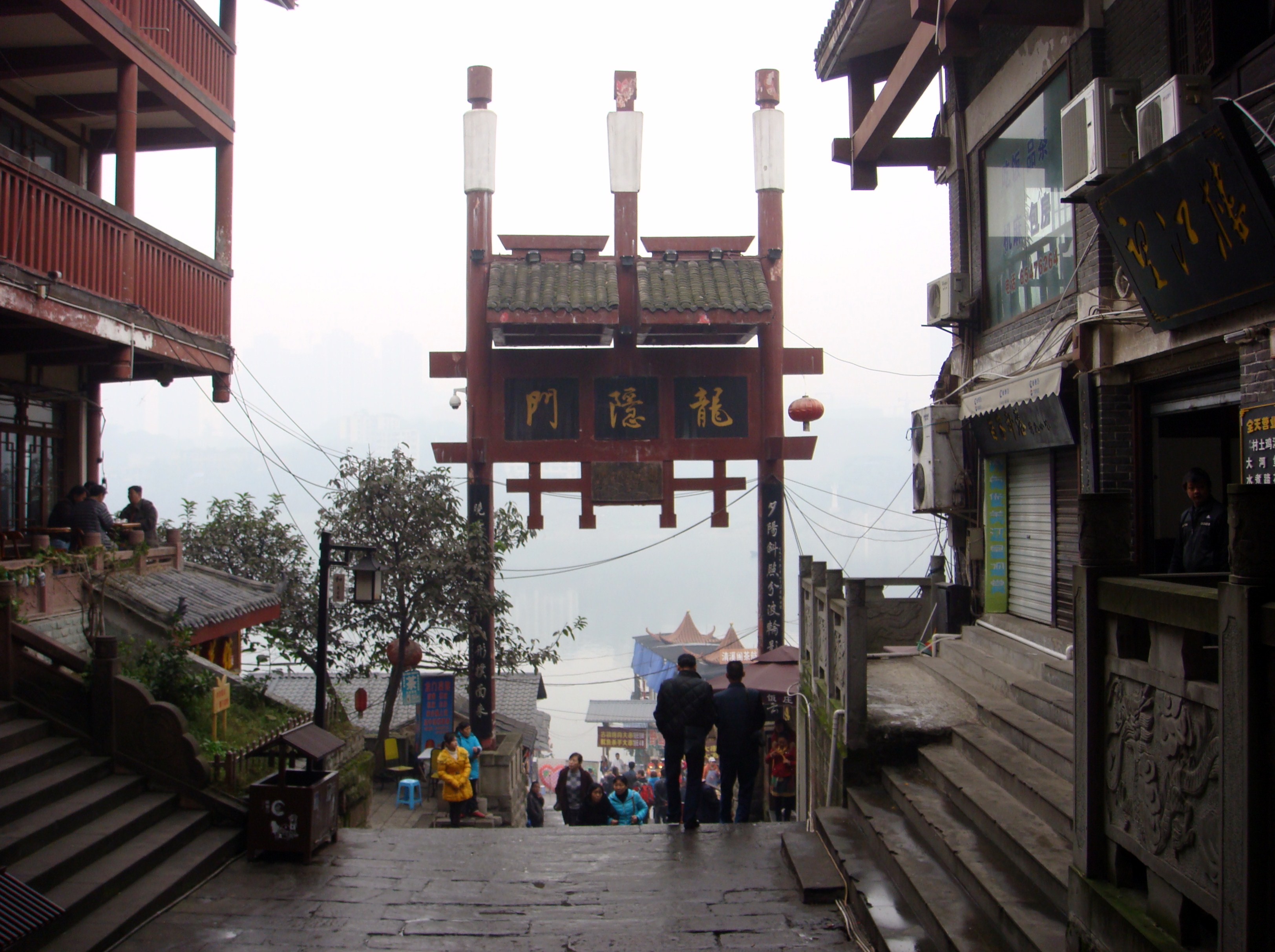 已有1800年巴渝第一古镇的磁器口是来重庆旅游必看的景点,所以下机后