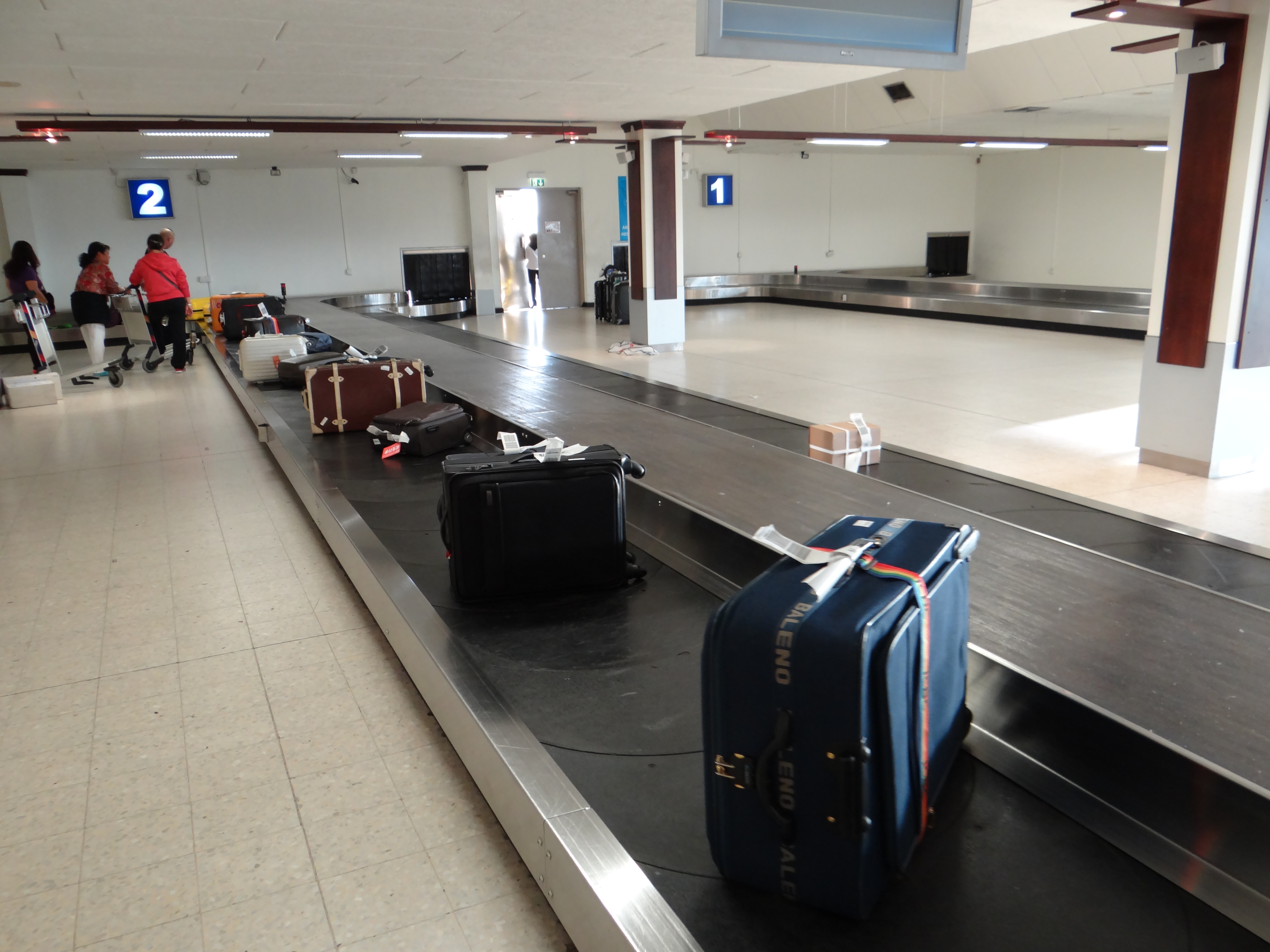 到达马累机场 到达马累机场后要办理落地签,取托运行李,然后找举着