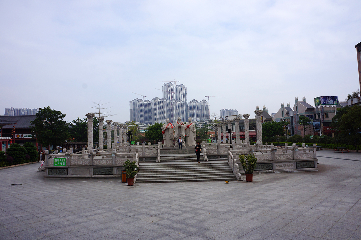 学宫文化广场位于揭阳学宫前,广场采用明清建筑风格为主格调,吸收