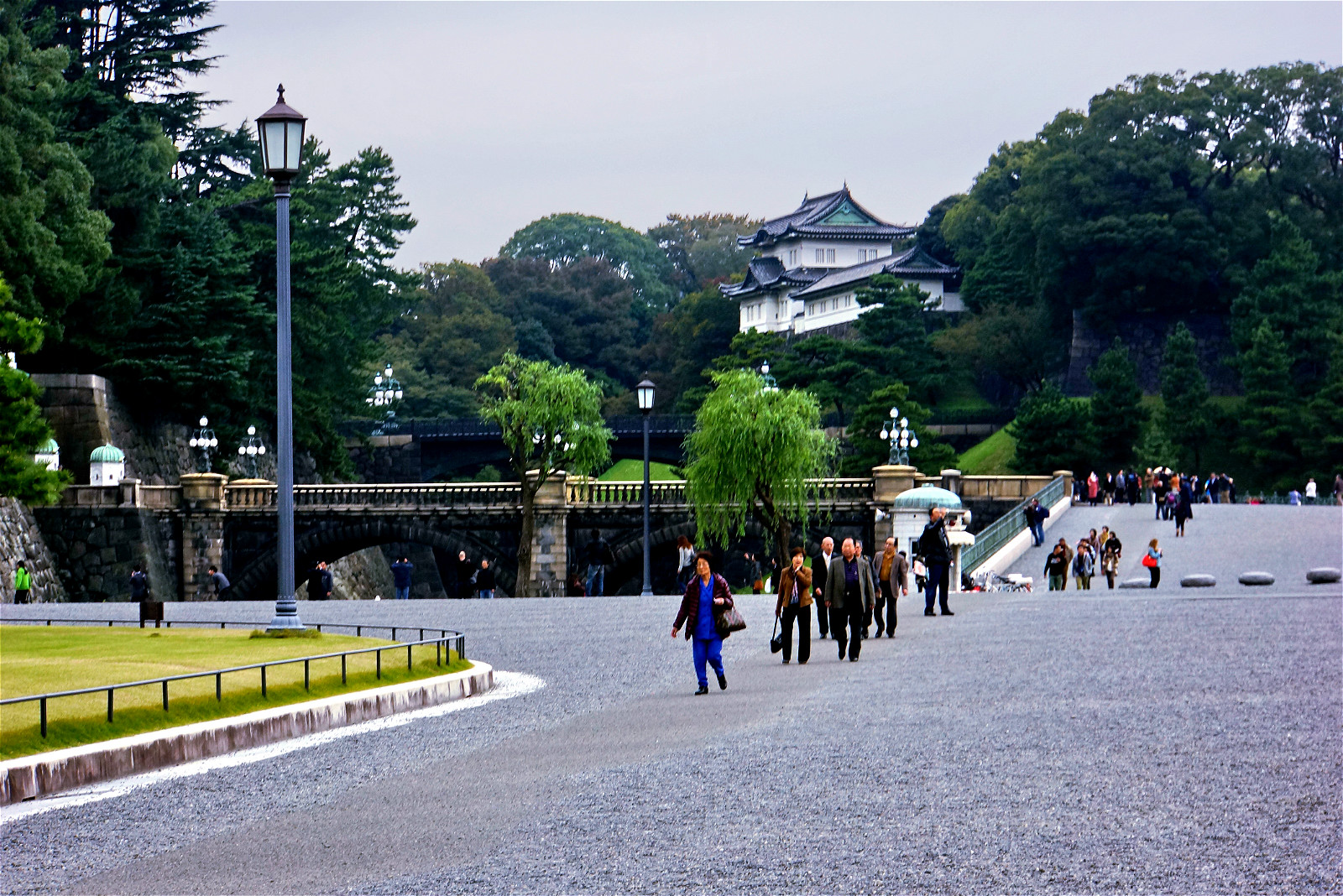 日本皇居是天皇的起居之地,位于东京中心千代田区,是天正