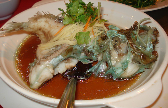石头鱼外貌骇人,静止不动的时候就像是一块石头,但是肉质鲜美细腻