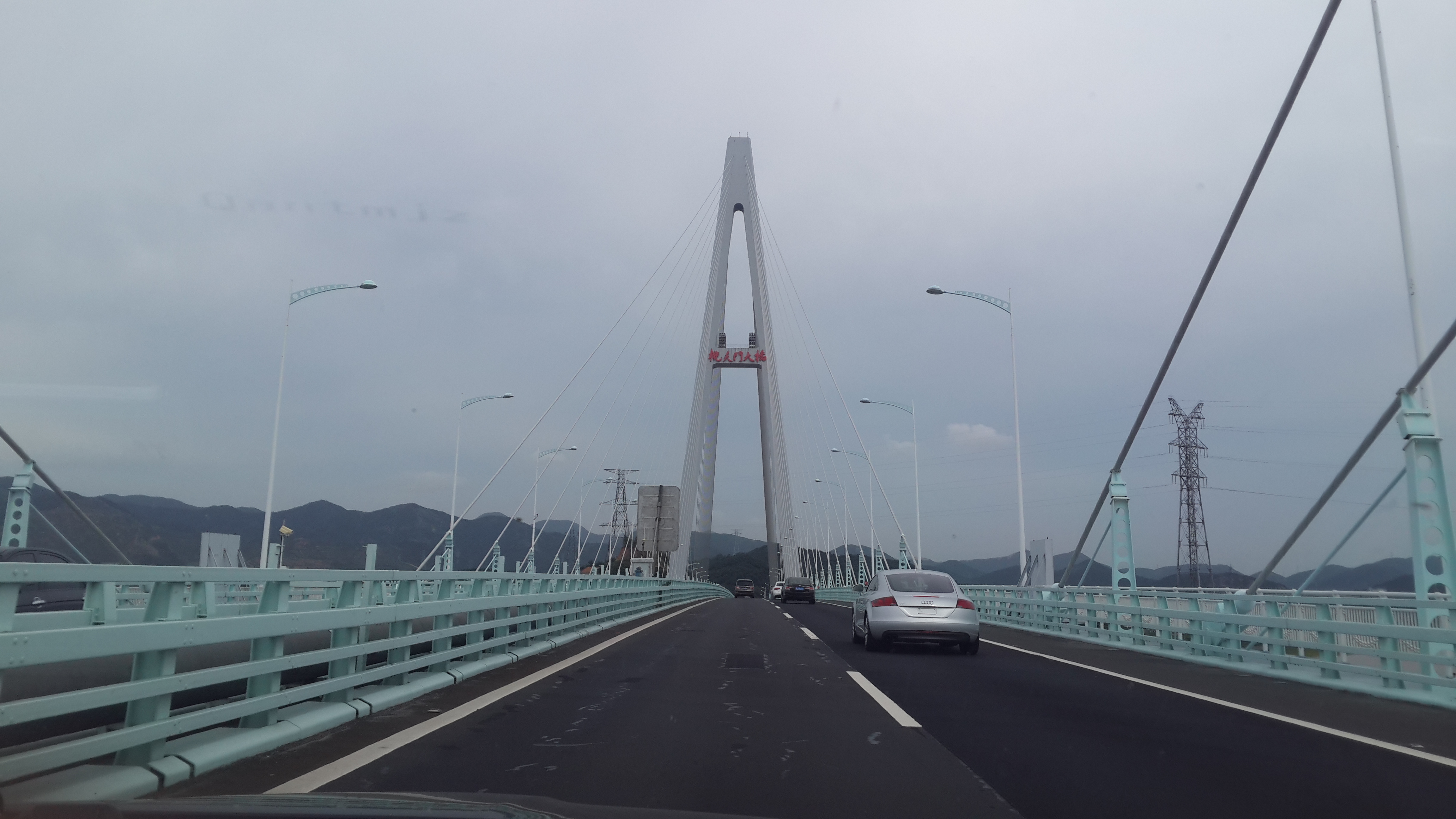 杭甬高速公路到宁波蛟川经舟山跨海大桥前往舟山,再过朱家尖跨海大桥