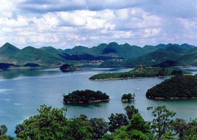 七仙湖风景区位于高县复兴镇境内,距宜宾市40余公里,是宜宾市最大的