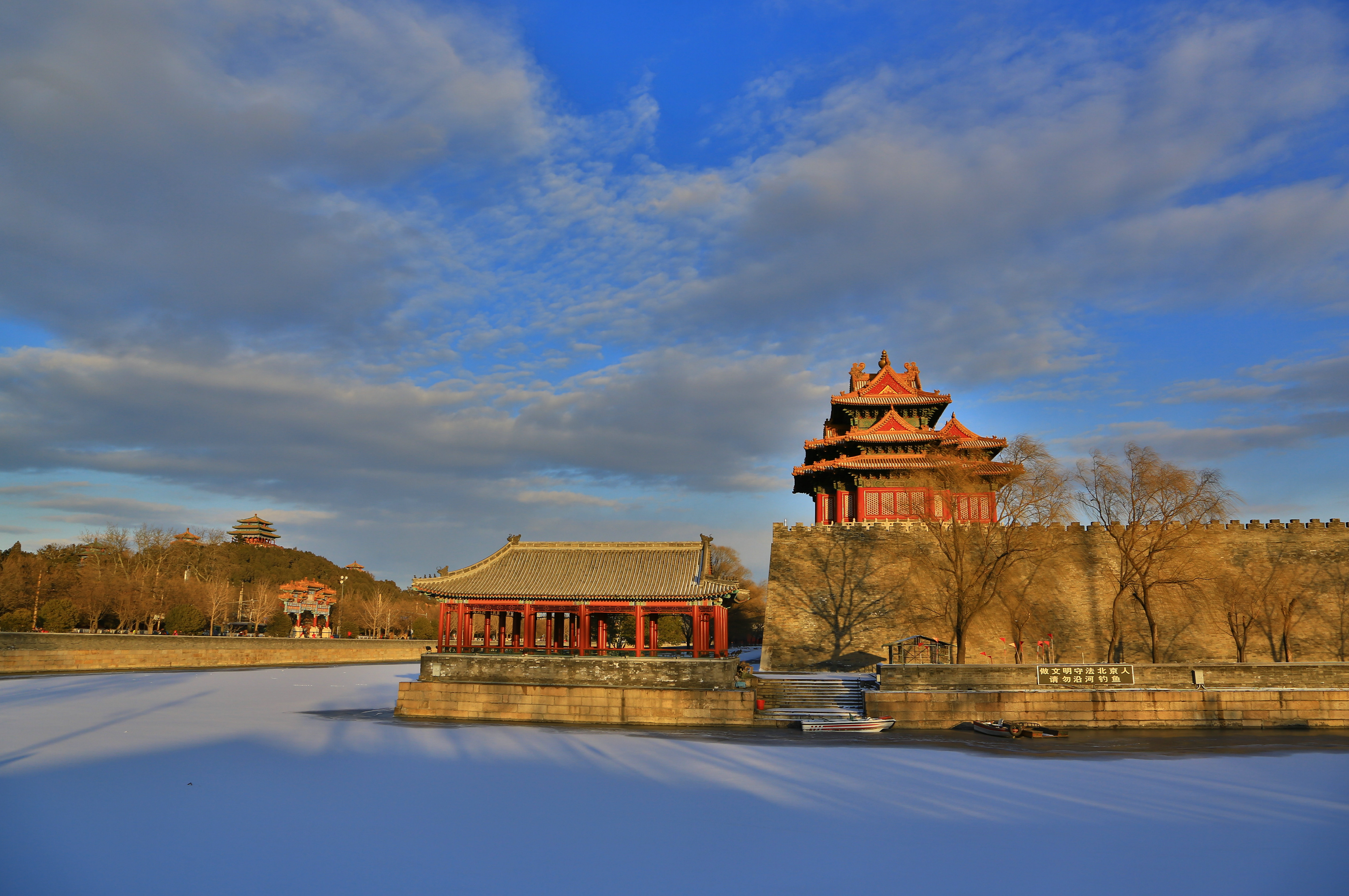 北京雪后的紫禁城角楼美景