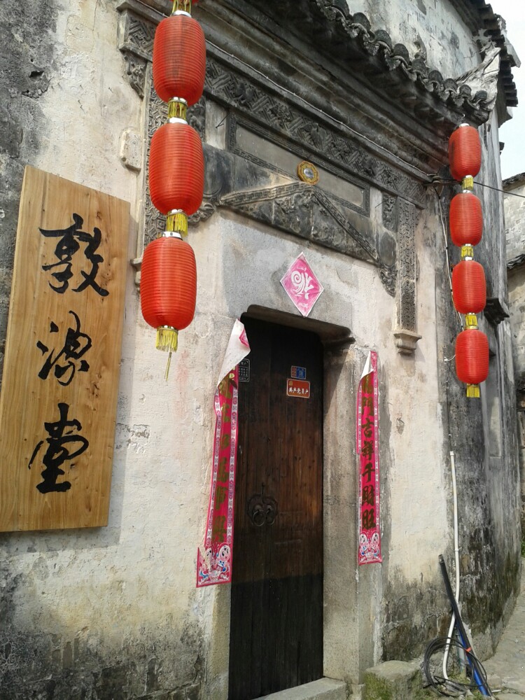 宏村有一百三十多个明清时期的徽派老房.