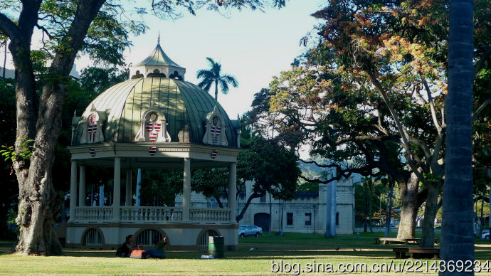 区的摩天大楼旁,有一些重要地标,例如伊欧拉尼皇宫(iolani palace)