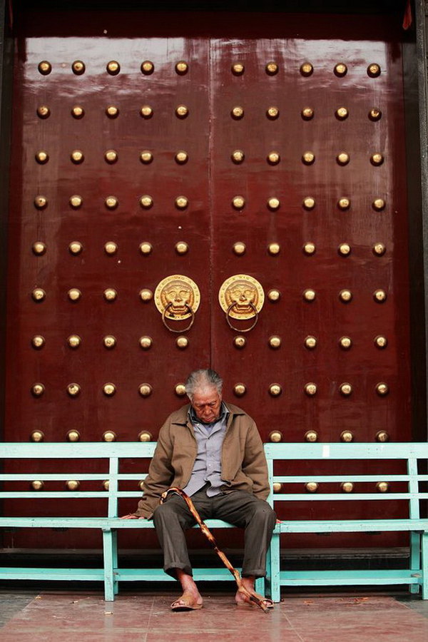 (林氏祠堂大门紧闭,一老者早已梦游他乡,往事烟消云散.